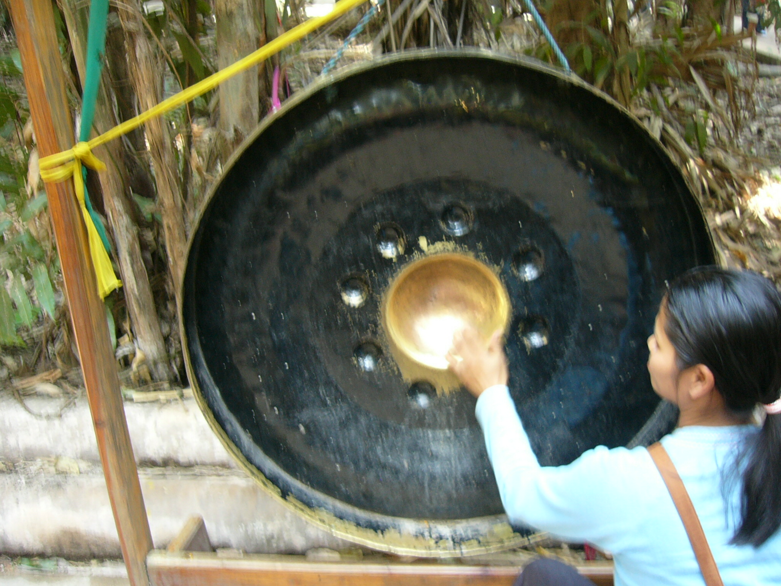 Gong_and_buddhist_woman